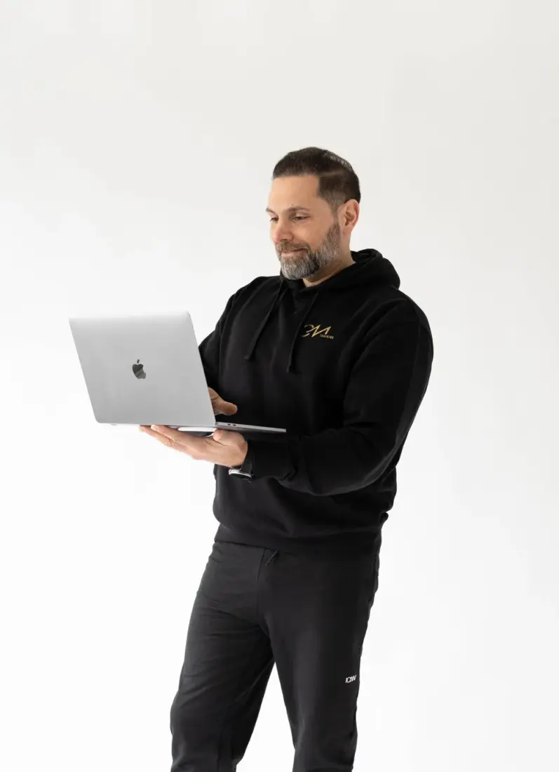 Christian Olkkola kannettavan tietokoneen kanssa